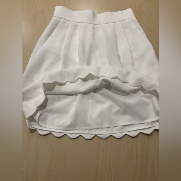 Club Monaco White Scalloped Hem Mini Skirt | Size 00 - Picture 4 of 9